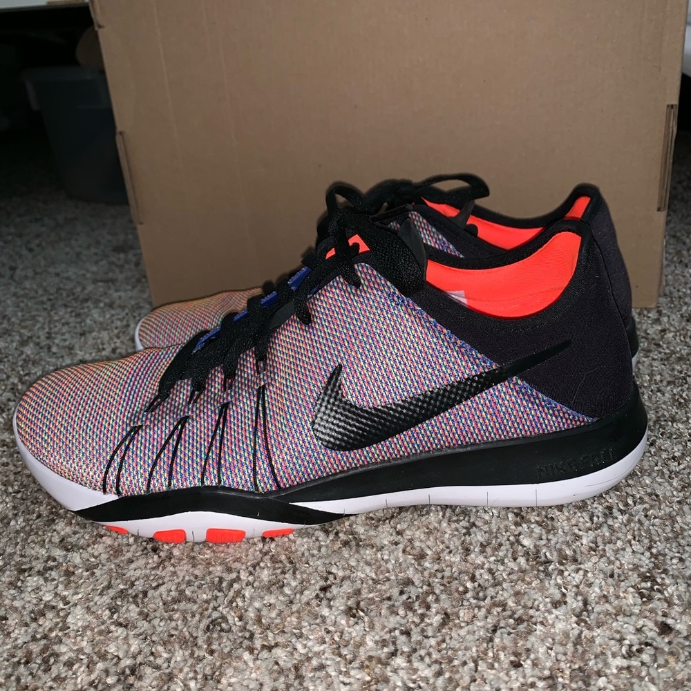 NWOT Nike training 6
